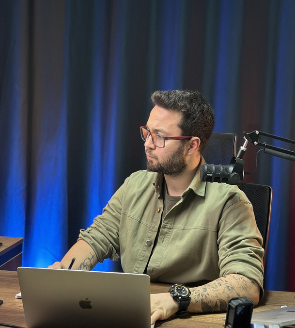 Umut Cindiloğlu, İspanya’da Universitat Politècnica de Catalunya (UPC) BarcelonaTech bünyesinde Intelligent Data Science and Artificial Intelligence Research Center (IDEAI) çatısı altında Yapay Zeka Anabilim Dalında doktora öğrencisidir. Araştırmalarını medikal görüntüler üzerinde yapay zeka destekli tanı sistemleri geliştirme üzerine yoğunlaştırmaktadır.

Aynı zamanda Gazi Üniversitesi Endüstri Mühendisliği Bölümünde araştırma görevlisi olarak görev yapmaktadır ve merkezi Gazi Teknoparkta bulunan CND EDUTECH Eğitim Teknolojileri Anonim Şirketinin kurucusudur.